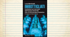 "Imbottigliati. Inchiesta sul mercato dell'acqua minerale che ci sommerge di plastica" di Luca Martinelli (Altreconomia, marzo 2026, prefazione di Fabio Ciconte)