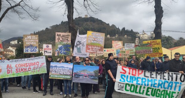 Concentramento manifestazione contro il supermercato in Via Marconi a Monselice, con il Colle della Rocca sullo sfondo e striscioni Stop cemento