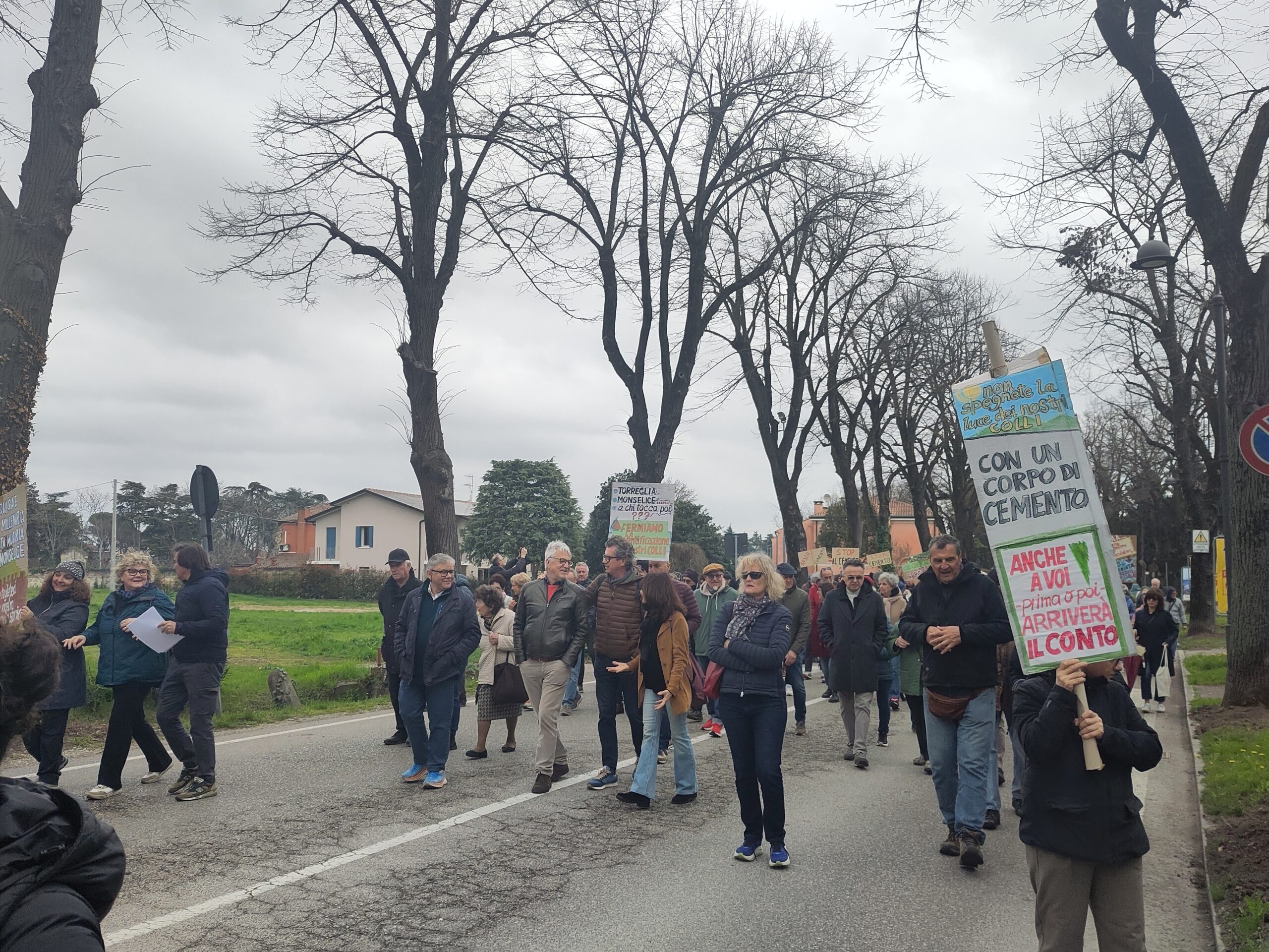 Corteo contro la cementificazione dei Colli Euganei attraversa il centro storico di Monselice lungo un viale alberato