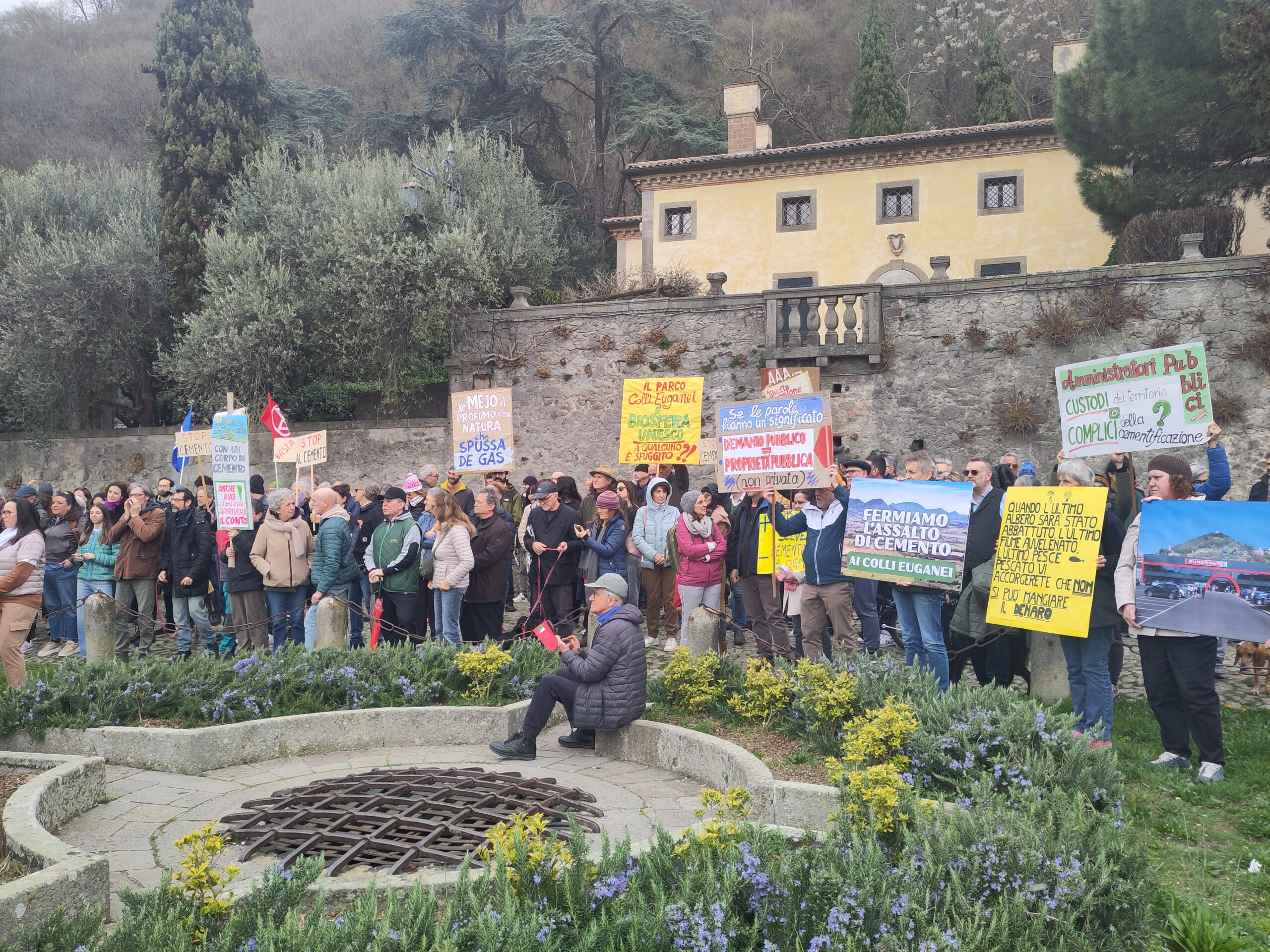 Folla radunata nel giardino della Rocca di Monselice al termine della marcia contro il consumo di suolo nei Colli Euganei