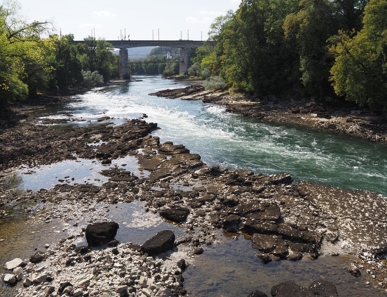 La gola dell'Aare a Brugg in condizioni di magra estrema nell'agosto 2026, con il letto del fiume in gran parte scoperto