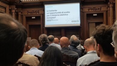 Slide di Beatrice Petrovich con il logo Ember proiettata nell'Archivio Antico di Palazzo Bo durante la serata sulle batterie e l'accumulo energetico, 8 ottobre 2026