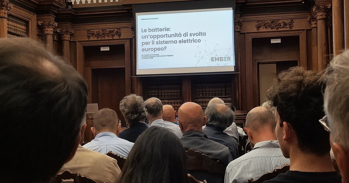 Slide di Beatrice Petrovich con il logo Ember proiettata nell'Archivio Antico di Palazzo Bo durante la serata sulle batterie e l'accumulo energetico, 8 ottobre 2026