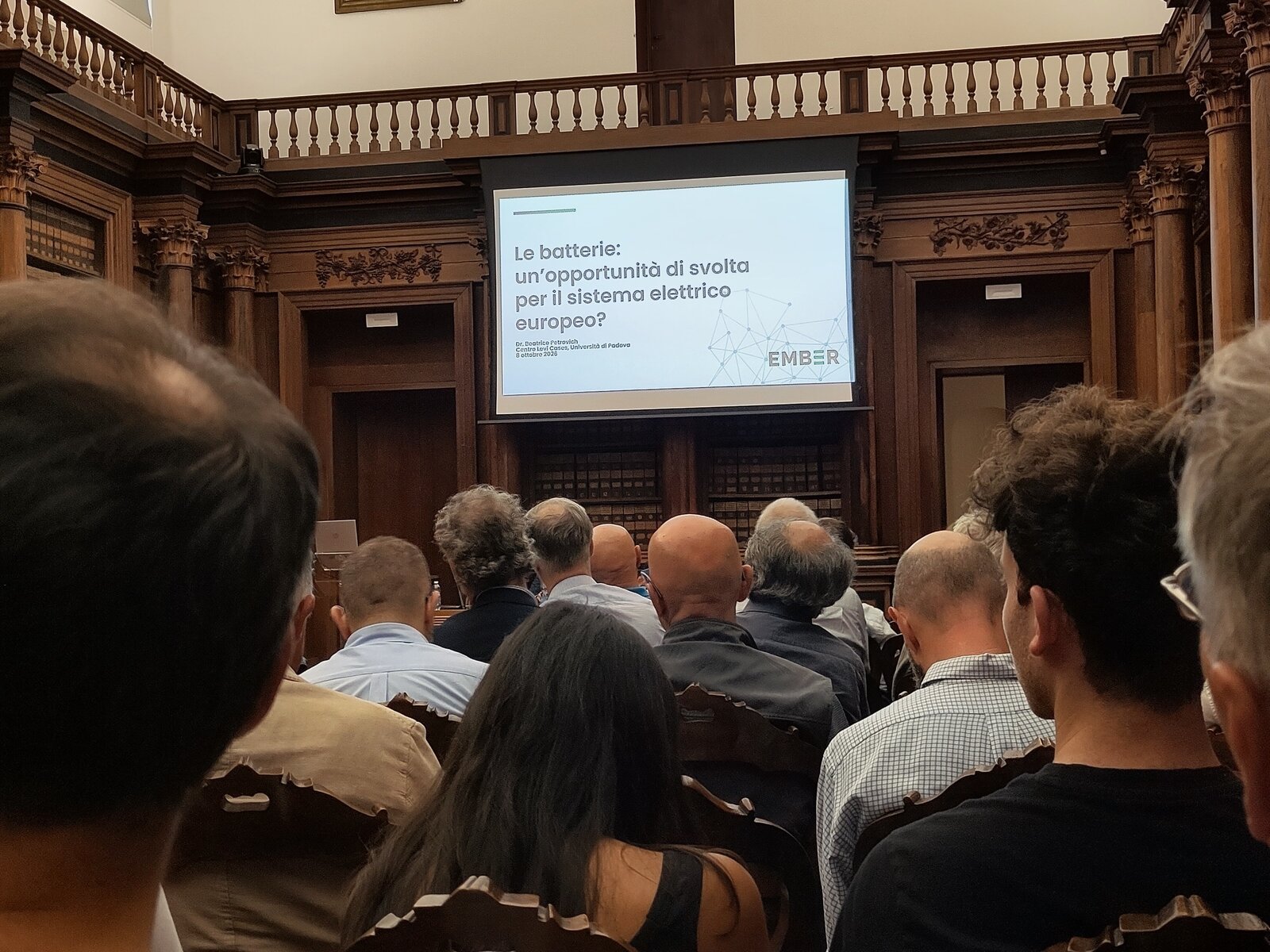 Slide di Beatrice Petrovich con il logo Ember proiettata nell'Archivio Antico di Palazzo Bo durante la serata sulle batterie e l'accumulo energetico, 8 ottobre 2026