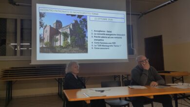Serata informativa della CER Montegrotto Terme 1 al Patronato San Pietro, 22 ottobre 2026: due relatori al tavolo davanti alla slide con il programma
