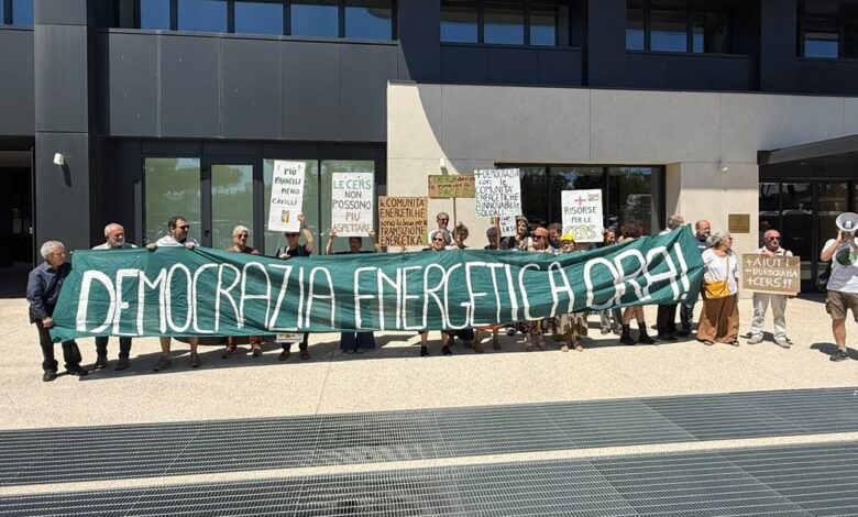 Sit-in del Movimento Nazionale CERS davanti al Ministero dell'ambiente a Roma, con lo striscione «Democrazia energetica ora!», 16 giugno 2026