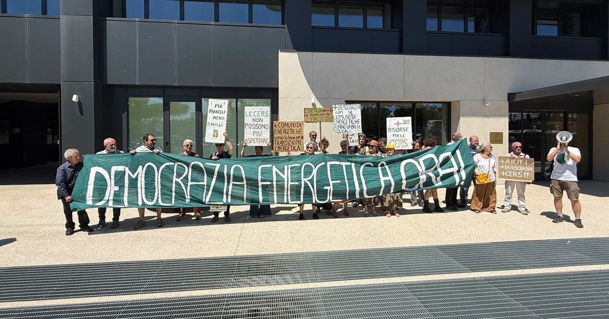 Sit-in del Movimento Nazionale CERS davanti al Ministero dell'ambiente a Roma, con lo striscione «Democrazia energetica ora!», 16 giugno 2026