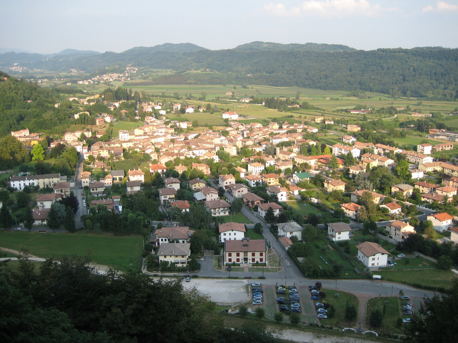 Vista del borgo di Cison di Valmarino dal castello di Castelbrando, con i tetti delle case immersi nelle colline trevigiane