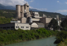 Un cementificio visto dall'esterno, con i silos e la torre dell'impianto