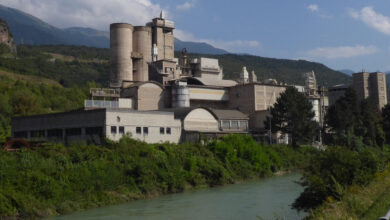 Un cementificio visto dall'esterno, con i silos e la torre dell'impianto