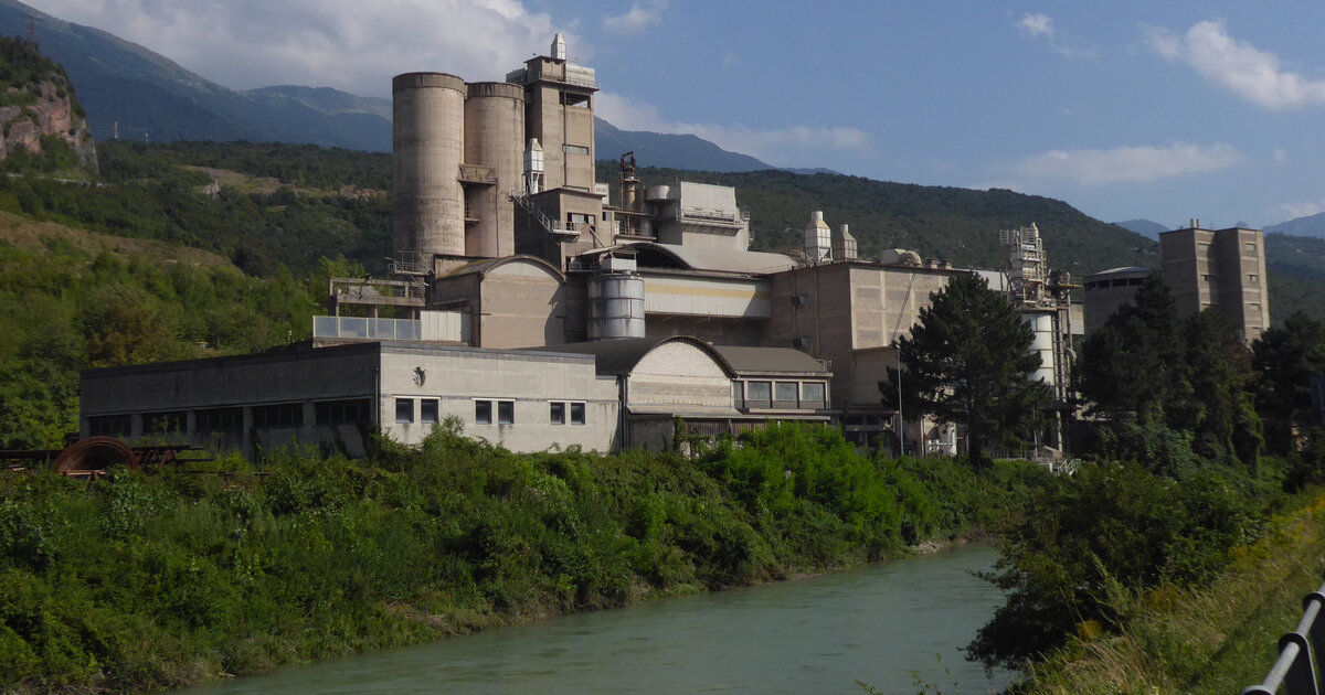 Un cementificio visto dall'esterno, con i silos e la torre dell'impianto