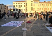 Il presidio in piazza Maggiore a Este con lo striscione «No DDL caccia»