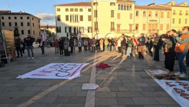 Il presidio in piazza Maggiore a Este con lo striscione «No DDL caccia»