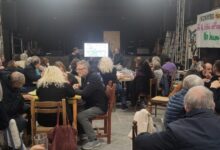 Sala del CSO Pedro di Arcella durante la pizzata di autofinanziamento per le analisi PFAS, con lo striscione Non bruciamoci il futuro