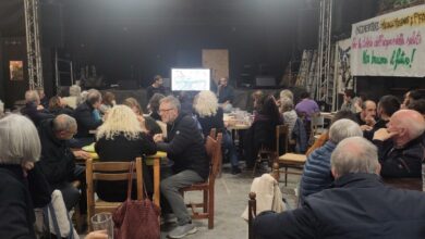 Sala del CSO Pedro di Arcella durante la pizzata di autofinanziamento per le analisi PFAS, con lo striscione Non bruciamoci il futuro