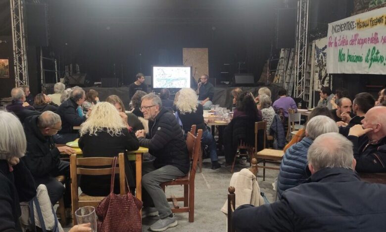 Sala del CSO Pedro di Arcella durante la pizzata di autofinanziamento per le analisi PFAS, con lo striscione Non bruciamoci il futuro