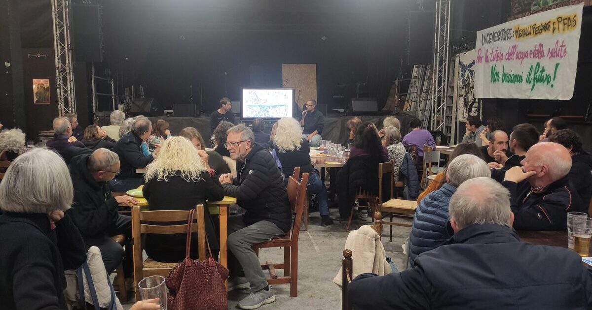 Sala del CSO Pedro di Arcella durante la pizzata di autofinanziamento per le analisi PFAS, con lo striscione Non bruciamoci il futuro
