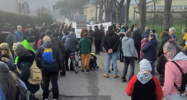 Il corteo dell'8 febbraio 2026 lungo il viale alberato di Torreglia