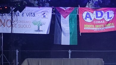 Striscioni appesi sopra il palco di Ekopark a Monselice: «La terra è vita, no consumo di suolo» del comitato Lasciateci Respirare, una bandiera palestinese e uno striscione ADL Cobas, 7 settembre 2026