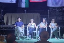 Quattro relatori seduti sul palco all’aperto di Ekopark a Monselice, con una cagnolina galgo sdraiata ai loro piedi e lo striscione Lasciateci Respirare alle spalle, 7 settembre 2026