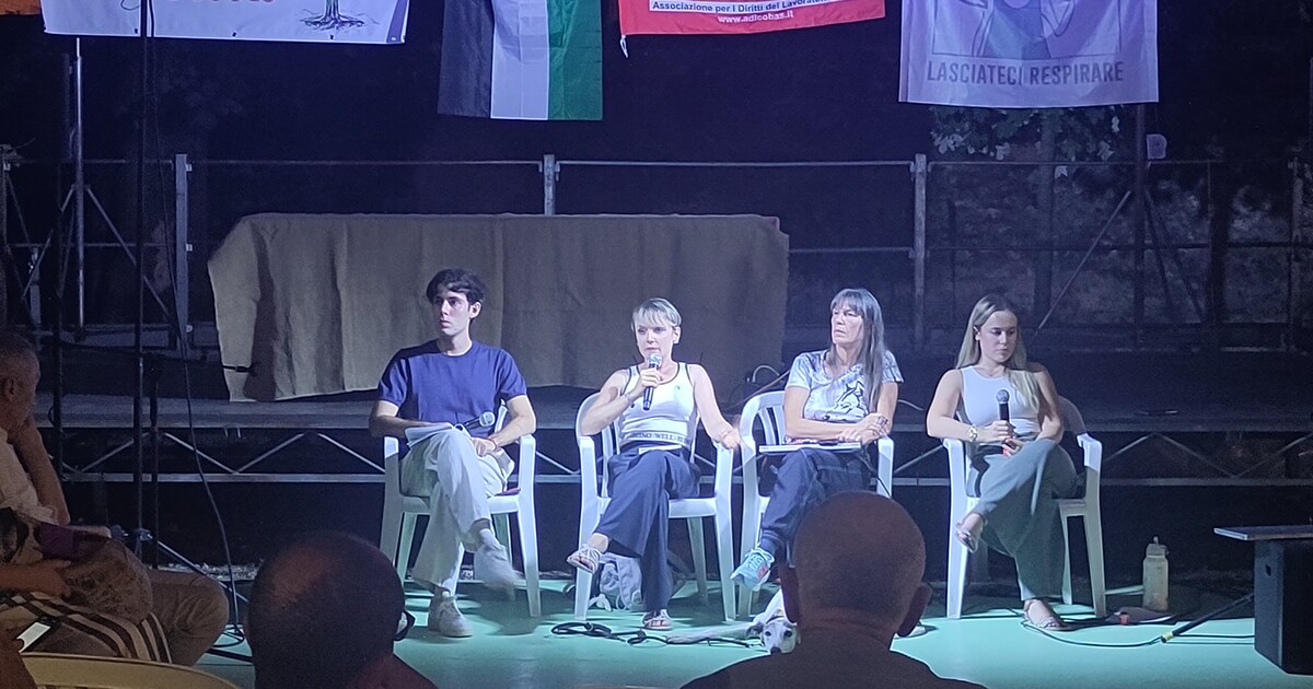 Quattro relatori seduti sul palco all’aperto di Ekopark a Monselice, con una cagnolina galgo sdraiata ai loro piedi e lo striscione Lasciateci Respirare alle spalle, 7 settembre 2026
