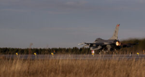 F-16 americano in decollo con postbruciatore acceso durante esercitazione NATO Trident Juncture 2018