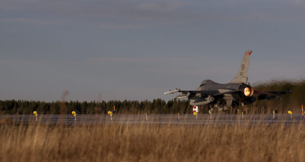 F-16 americano in decollo con postbruciatore acceso durante esercitazione NATO Trident Juncture 2018
