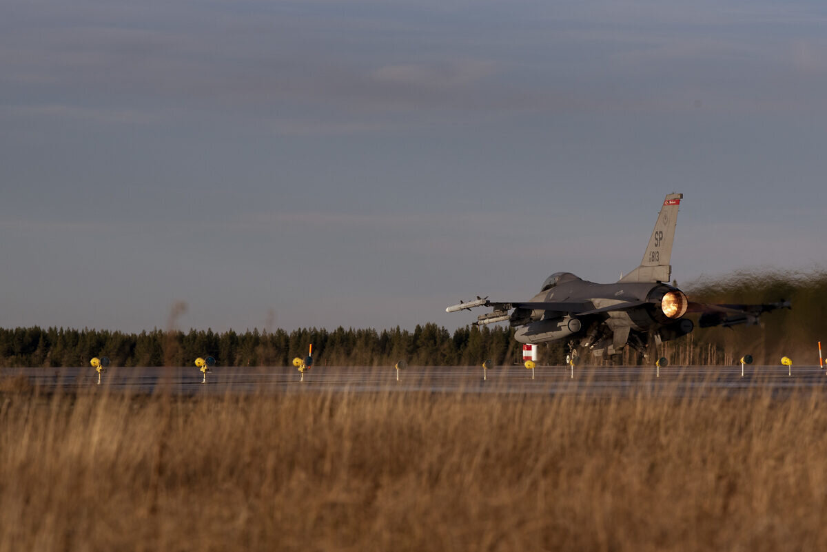 F-16 americano in decollo con postbruciatore acceso durante esercitazione NATO Trident Juncture 2018