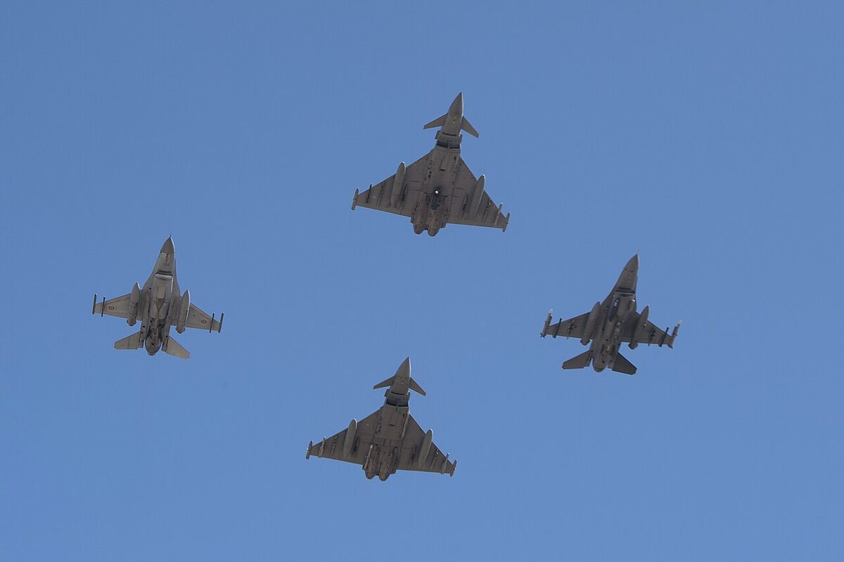 Caccia F-16 USAF e Eurofighter in formazione durante la cerimonia di certificazione NATO, Mihail Kogalniceanu (Romania), aprile 2022