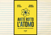 Copertina del libro «Avete rotto l'atomo» di Matteo De Piccoli e Giovanni Ludovico Montagnani (People) con bordo nero su sfondo a quaderno