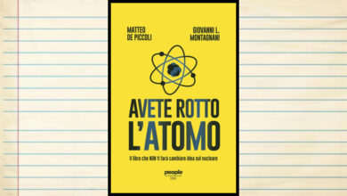 Copertina del libro «Avete rotto l'atomo» di Matteo De Piccoli e Giovanni Ludovico Montagnani (People) con bordo nero su sfondo a quaderno