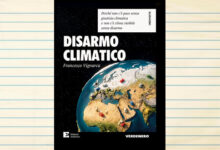 Copertina del libro «Disarmo climatico» di Francesco Vignarca (Edizioni Ambiente)