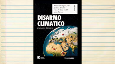Copertina del libro «Disarmo climatico» di Francesco Vignarca (Edizioni Ambiente)