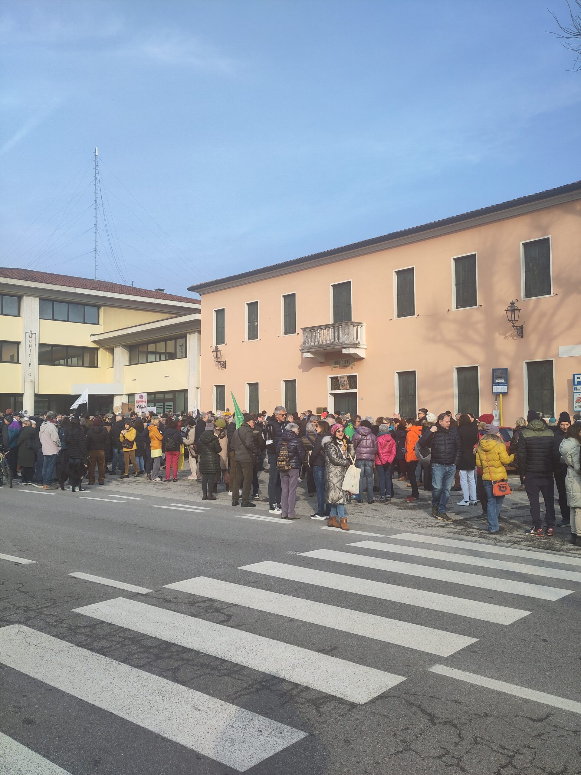 La folla radunata davanti al Municipio di Torreglia