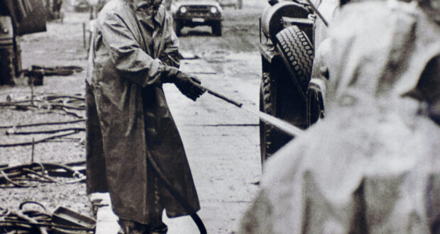 Un liquidatore durante le operazioni di decontaminazione a Chernobyl nel 1986