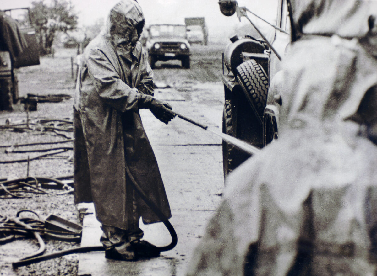Un liquidatore durante le operazioni di decontaminazione a Chernobyl nel 1986