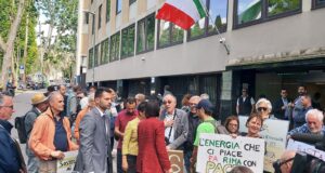 Manifestazione del Movimento Nazionale CER(S) davanti alla sede romana del GSE il 20 maggio 2026 - striscione con slogan Le CER(S) non possono più aspettare
