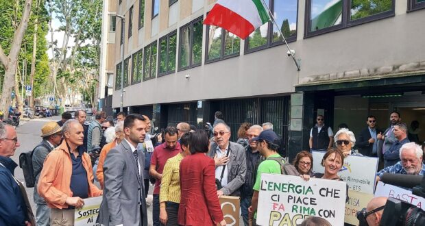 Manifestazione del Movimento Nazionale CER(S) davanti alla sede romana del GSE il 20 maggio 2026 - striscione con slogan Le CER(S) non possono più aspettare