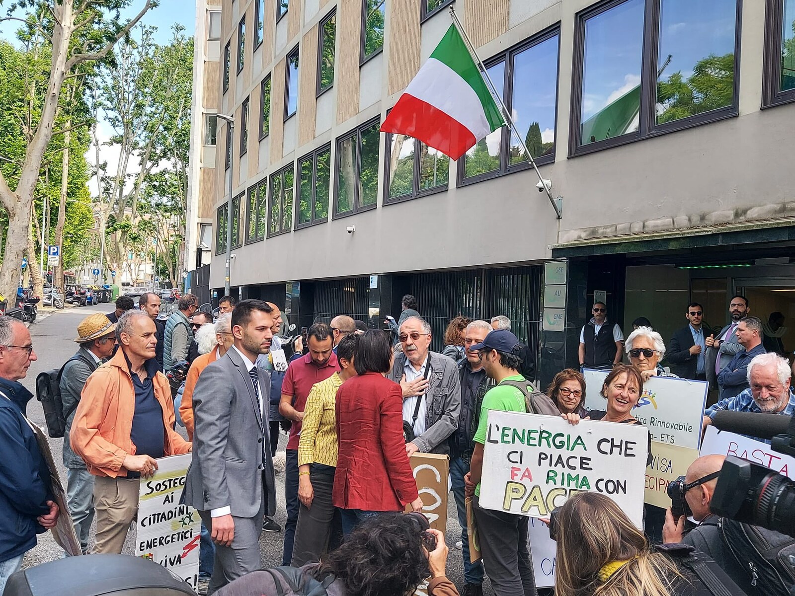 Manifestazione del Movimento Nazionale CER(S) davanti alla sede romana del GSE il 20 maggio 2026 - striscione con slogan Le CER(S) non possono più aspettare