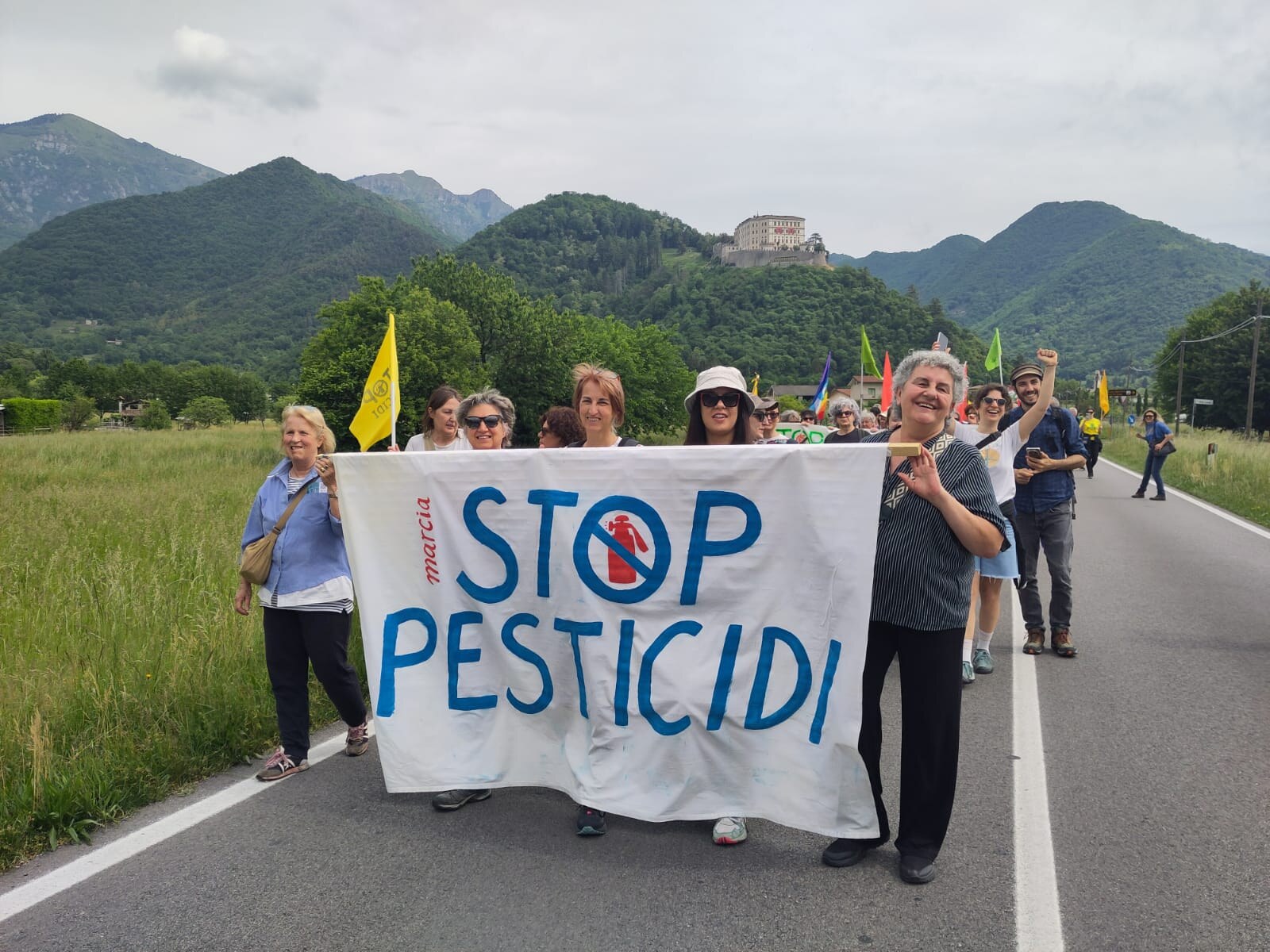 Striscione Marcia Stop Pesticidi con Castelbrando e il borgo di Cison di Valmarino sullo sfondo, decima edizione del 10 maggio 2026