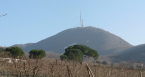 Monte Venda, la cima più alta dei Colli Euganei, con le antenne della base NATO sulla sommità