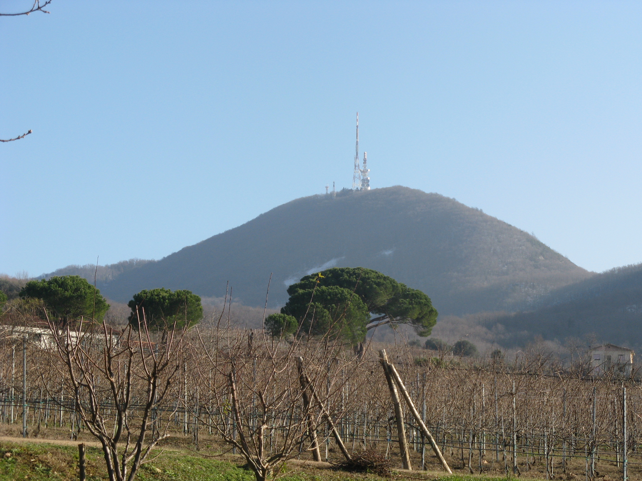 Monte Venda, la cima più alta dei Colli Euganei, con le antenne della base NATO sulla sommità