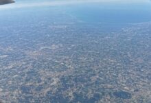 Veduta aerea dei Colli Euganei con la pianura padovana, Padova e Monselice.
