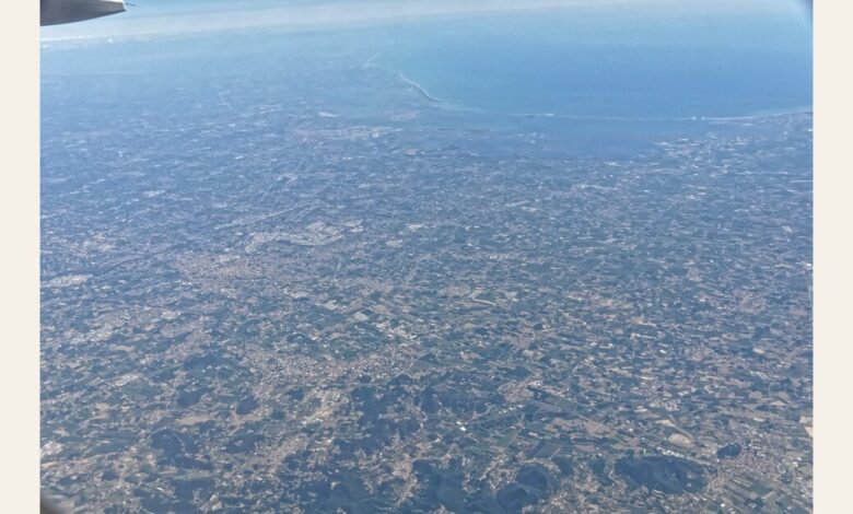 Veduta aerea dei Colli Euganei con la pianura padovana, Padova e Monselice.