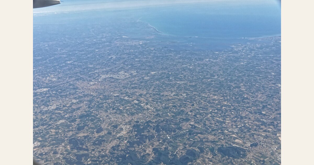 Veduta aerea dei Colli Euganei con la pianura padovana, Padova e Monselice.