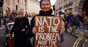 Manifestazione Peace Now Londra 2023 con striscione «NATO is the problem - Not the answer»