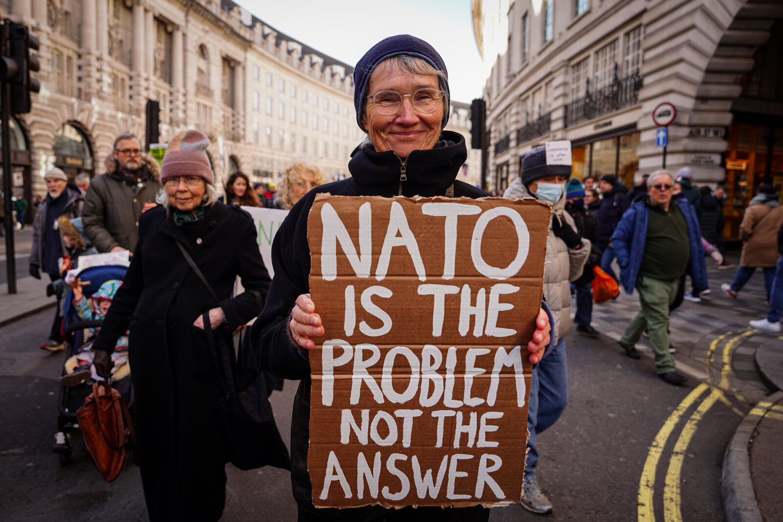 Manifestazione Peace Now a Londra il 25 febbraio 2023 con uno striscione «NATO is the problem - Not the answer»