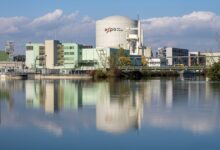 La centrale nucleare di Beznau, in Argovia, riflessa nelle acque dell'Aare