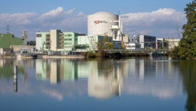 La centrale nucleare di Beznau, in Argovia, riflessa nelle acque dell'Aare