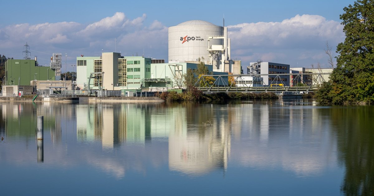 La centrale nucleare di Beznau, in Argovia, riflessa nelle acque dell'Aare